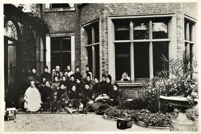 Florence Nightingale, Sir Harry y Lady Verney, y enfermeras Nightingale en Claydon House, 1886 de English Photographer