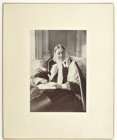 Florence Nightingale, sentada en un sofá en la Sala Azul de Claydon House, 1891 de English Photographer