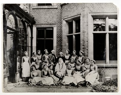 Florence Nightingale con Sir Harry Verney y la Srta. Crossland, en el centro de un grupo de enfermeras en Claydon House, 1886 de English Photographer