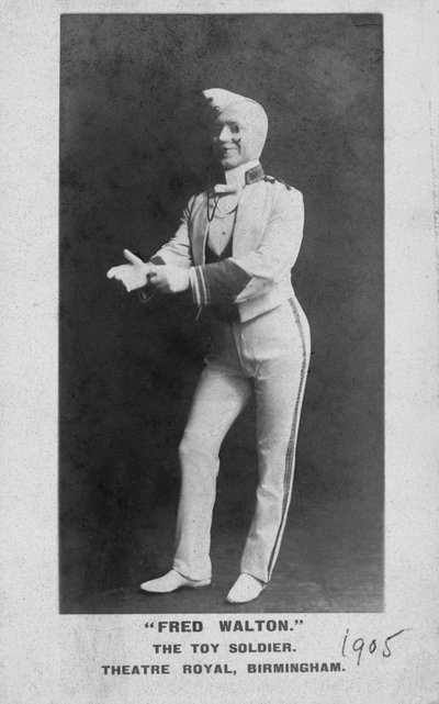 Fred Walton, actor de teatro y cine nacido en Inglaterra, como El Soldado de Juguete de English Photographer