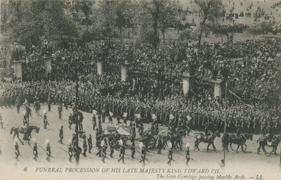 Procesión fúnebre de su difunta majestad el rey Eduardo VII pasando por el Arco de Mármol de English Photographer