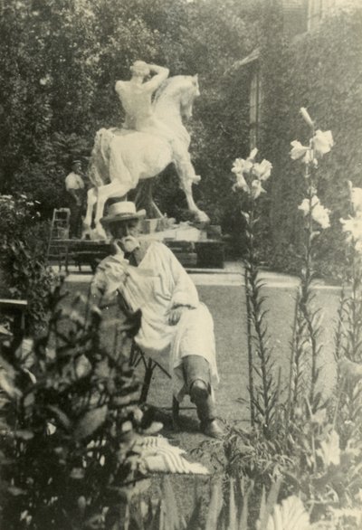 G F Watts en el jardín de Little Holland House, Melbury Road, Kensington de English Photographer