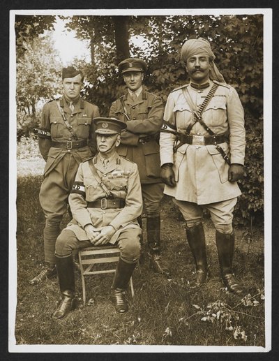 El general Sir James Willcocks y su personal en el jardín de su cuartel general [Merville, Francia]. 31 de julio de 1915 (impresión en gelatina de plata) de English Photographer