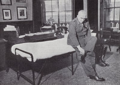 General Sir Edmund Ironside, Jefe del Estado Mayor Imperial, en su oficina en la Oficina de Guerra, donde frecuentemente dormía durante la Segunda Guerra Mundial, 1939-1940 de English Photographer