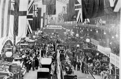 Vista general de las multitudes inspeccionando las exhibiciones en un salón del automóvil de English Photographer