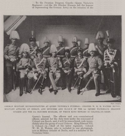 Representantes militares alemanes en el funeral de la Reina Victoria, Coronel W H H Waters (MVO), Agregado Militar en Berlín, y Oficiales y Suboficiales de los Dragones de la Reina Victoria y los 5º Bluche de English Photographer