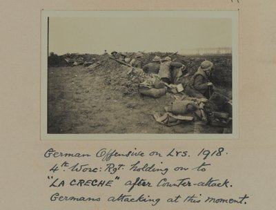 Ofensiva Alemana en Lys. 1918: 4º Regimiento de Worcestershire manteniendo La Creche después del contraataque, los alemanes atacando en este momento de English Photographer
