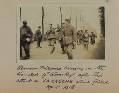 Prisioneros alemanes trayendo a los heridos, 4º Regimiento de Worcestershire después de su ataque a La Creche que fracasó, abril 1918 de English Photographer