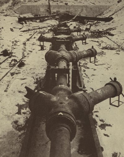 Arma secreta alemana destinada a disparar proyectiles contra Londres desde tubos excavados en los acantilados de la costa francesa, descubierta por las fuerzas aliadas que avanzaban tras el desembarco de Normandía, Segunda Guerra Mundial. de English Photographer