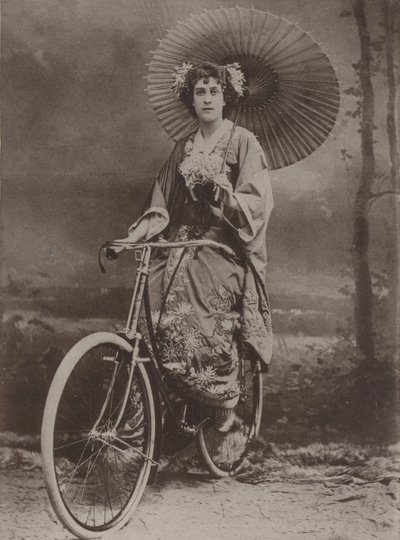Chica en bicicleta, vestida a la moda japonesa de English Photographer