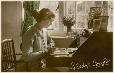 Gladys Cooper en el escritorio de English Photographer
