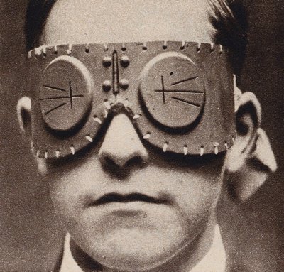 Gafas para protegerse de las esquirlas de los proyectiles, Primera Guerra Mundial (fotografía en blanco y negro) de English Photographer