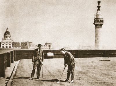 Práctica de golf para oficinistas en el techo de Adelaide House, de Wonderful London, publicado 1926-27 de English Photographer
