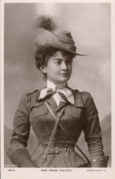 Grace Palotta, actriz de teatro nacida en Austria, como Daisy en la comedia musical The Messenger Boy de English Photographer