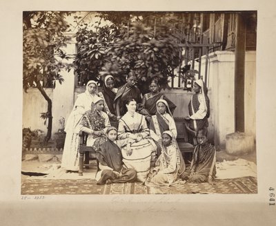 Grupo de maestra y alumnos de la Escuela Normal del Gobierno, Bombay de English Photographer