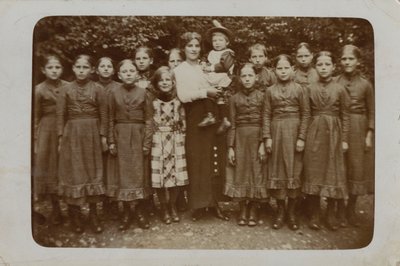 Grupo de presuntos huérfanos, posiblemente niños de Barnardo de English Photographer