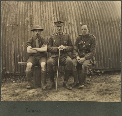 Grupo de tres soldados fuera de una cabaña Nissan, c.1914-18 de English Photographer