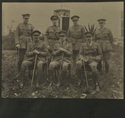 Retrato grupal de siete hombres en uniforme militar, 1914-18 de English Photographer
