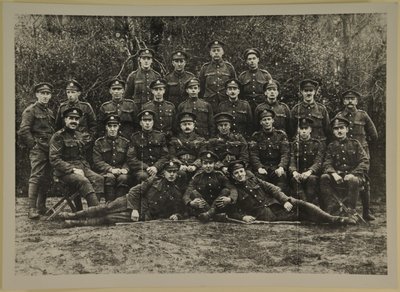 Retrato de grupo, posiblemente la Artillería Real a Caballo de Leicester, 1914-15 de English Photographer