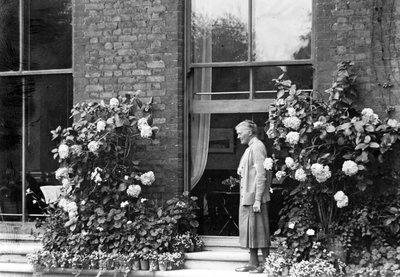 Gulielma Lister en su casa, Sycamore House, Leytonstone, c.1930 de English Photographer