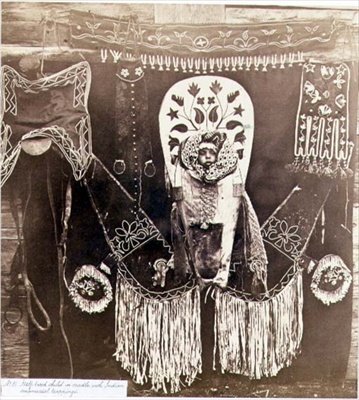 Niño mestizo en una cuna con adornos ornamentales indios, fotografiado por los Ingenieros Reales en el Paralelo Cuarenta y Nueve (foto sepia) de English Photographer