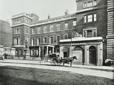 Coche de alquiler fuera de la oficina de guerra Pall Mall, Colección Willis, 1890 de English Photographer