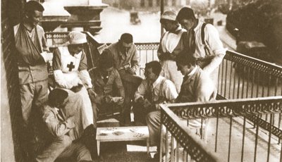 ¡Feliz, feliz hombre herido! Hombres que han cumplido su deber disfrutando del culto a los héroes, de The Illustrated War News, 21 de junio de 1916 de English Photographer