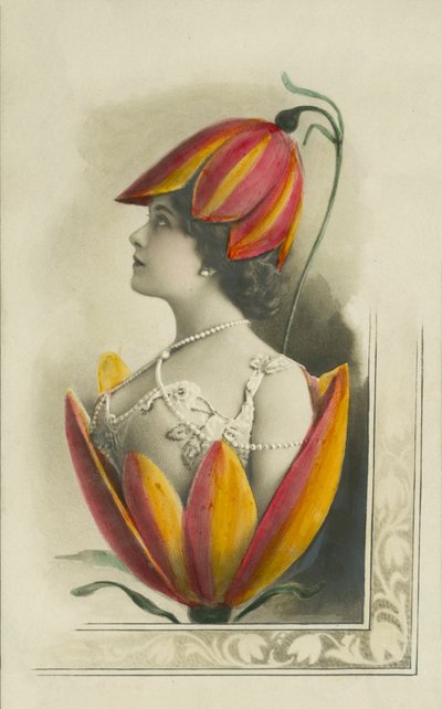 Cabeza y hombros de una mujer dentro de una flor (foto coloreada) de English Photographer