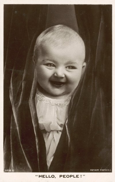 ¡Hola, gente! Niño sonriendo de English Photographer