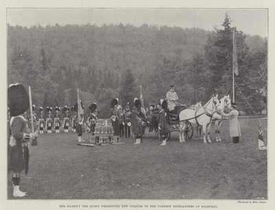 Su Majestad la Reina presentando nuevos colores a los Cameron Highlanders en Balmoral de English Photographer