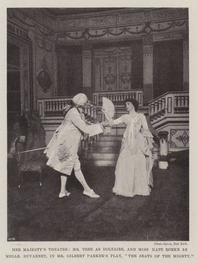 El Teatro de Su Majestad, el Sr. Tree como Doltaire, y la Srta. Kate Rorke como Mademoiselle Duvarney, en la Obra del Sr. Gilbert Parker, Los Asientos de los Poderosos de English Photographer