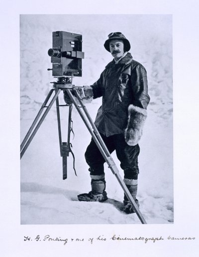 Herbert Ponting (1870-1935) con una cámara cinematográfica en la expedición Terra Nova (1910-13) al Polo Sur dirigida por el Capitán Scott, 1910-12 de English Photographer