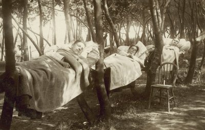Recolectores de lúpulo durmiendo en hamacas en una granja en Kent de English Photographer