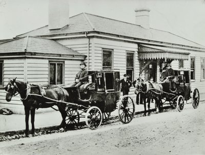 Coches de caballos en la estación de Westbourne Park, 1885 de English Photographer