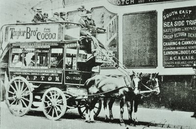 Ómnibus tirado por caballos con pasajeros, 1899 de English Photographer
