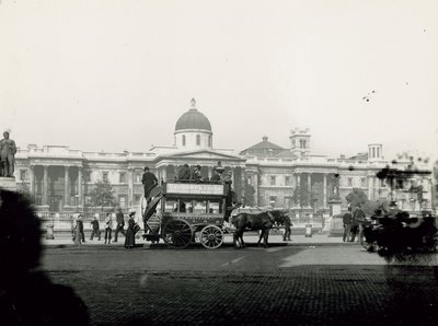Transporte de tracción animal en Trafalgar Square de English Photographer