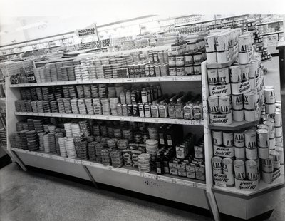 Pasillo de artículos para el hogar, tienda Woolworths, 1956 de English Photographer