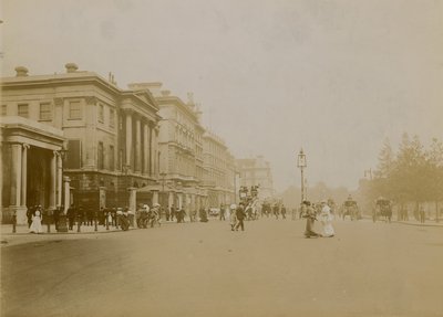 Hyde Park Corner y Piccadilly, Londres de English Photographer