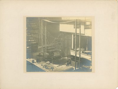 Imagen del escenario, en la Royal Institution, justo antes de que Tesla diera su conferencia en 1892 de English Photographer