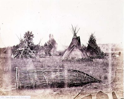 Cabañas indias en el río Kootenay, fotografiadas por los Ingenieros Reales en el Paralelo Cuarenta y Nueve de English Photographer