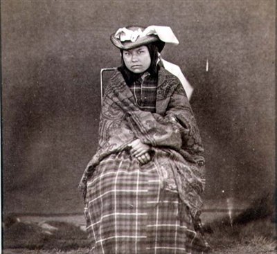 Mujer india con ropa occidental, fotografiada por los Ingenieros Reales en el Paralelo Cuarenta y Nueve de English Photographer