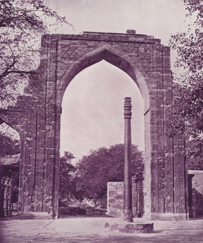 Pilar de Hierro y Gran Arco, Delhi de English Photographer