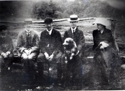 James y Lytton Strachey con Thoby, Adrian y Virginia Stephen en Fritham, Hampshire, 1901 de English Photographer