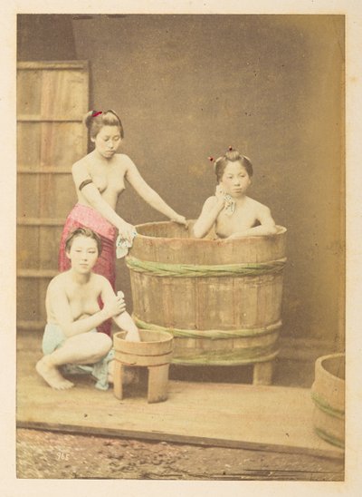 [Japonés] Chicas bañándose, Cuadro de estudio de tres jóvenes japonesas semidesnudas, posadas dentro y alrededor de una bañera circular de madera,  Fotógrafo: Desconocido  Colección Lucas: Registro fotográfico de la gira mundial de Charles James y Morton P de English Photographer