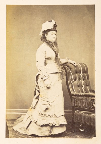 mujer japonesa en vestido europeo, Retrato de estudio de pie de cuerpo entero de una joven japonesa con vestido y sombrero occidentales,  Fotógrafo: Desconocido  Colección Lucas: Registro fotográfico de la gira mundial de Charles James y Morton P, Lucas de English Photographer