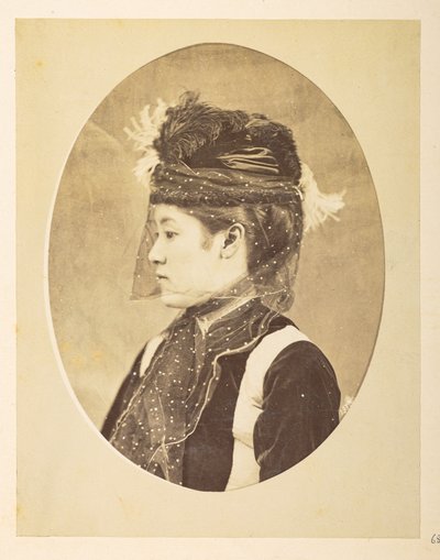 mujer japonesa en vestido europeo, imagen ovalada; retrato de perfil izquierdo de cabeza y hombros de una joven japonesa vestida de europeo, con sombrero y velo,     Fotógrafo: Desconocido  Colección Lucas: Registro fotográfico de la gira mundial de Charle de English Photographer