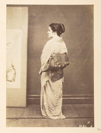 Mujer japonesa con traje tradicional, Fotógrafo: Desconocido  Colección Lucas: Registro fotográfico de la gira mundial de Charles James y Morton P, Lucas de English Photographer