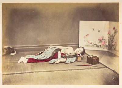 mujer japonesa durmiendo,   Retrato de estudio de una joven japonesa durmiendo, con un pecho expuesto y con la cabeza apoyada en una almohada de madera,  Fotógrafo: Desconocido  Colección Lucas: Registro fotográfico de la gira mundial de Charles James y Mo de English Photographer