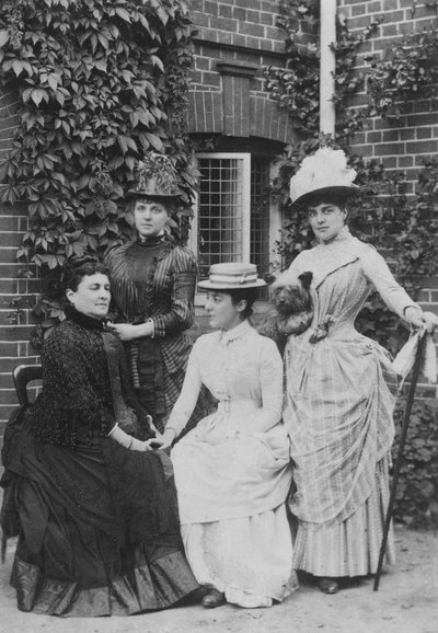 Jennie Jerome, luego Lady Randolph Churchill, con su madre y hermanas de English Photographer