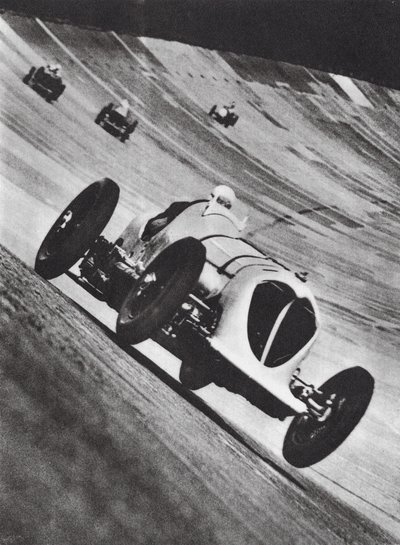 El Napier-Railton de John Cobb compitiendo en Brooklands (foto en blanco y negro) de English Photographer